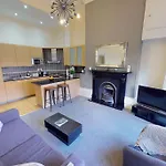 Land Of Green Ginger Apartment-Sleeps 2- Free Parking