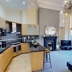 Land Of Green Ginger Apartment-Sleeps 2- Free Parking