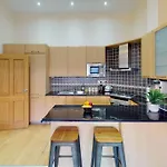 Land Of Green Ginger Apartment-Sleeps 2- Free Parking