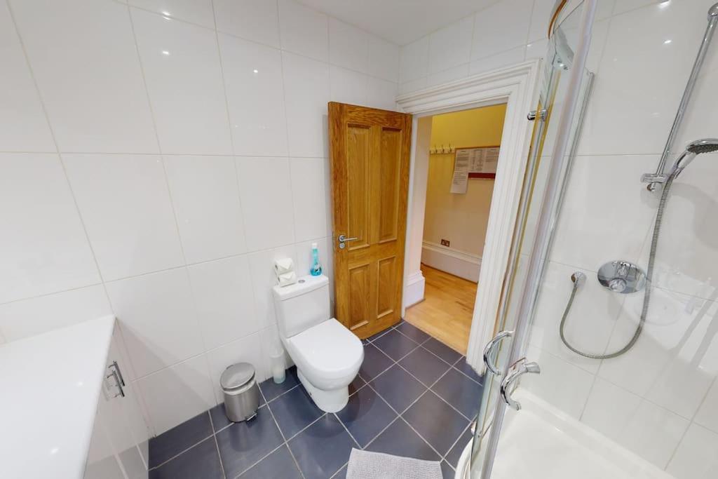 Land Of Ginger Apartment-sleeps 2- Free Parking Apartment